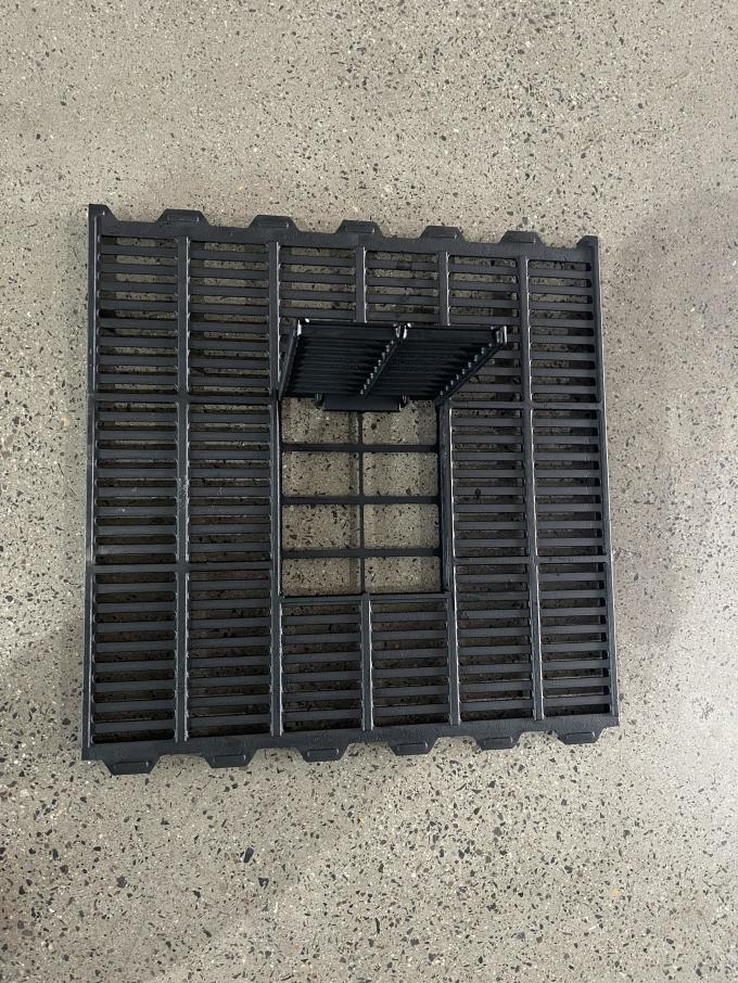 Durable 600*600mm Cast Iron Slat Floor Farrowing Crate For Sow For Animal Husbandry Equipment 5